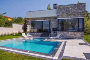 a swimming pool in the backyard of a house at SAPANCA JOWA in Sapanca