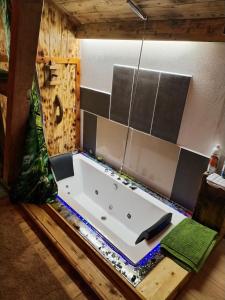 Koupelna v ubytování "0" Sterne Hotel Weisses Rössl in Leutasch/Tirol