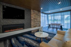 TV a/nebo společenská místnost v ubytování Fairfield Inn & Suites Duncan