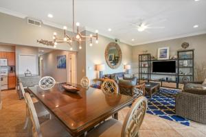 Televisyen dan/atau pusat hiburan di Luxury Oceanfront ground floor condo