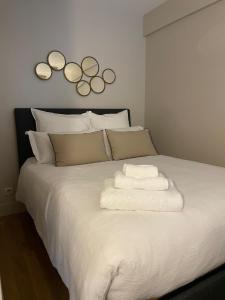 Una cama o camas en una habitación de Appartement Swan House Paris Champs Elysée