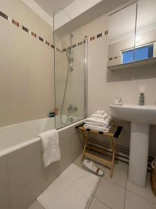 Un baño de Appartement Swan House Paris Champs Elysée