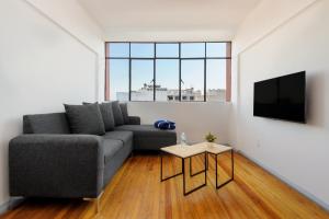 a living room with a couch and a tv at Edificio Aurora in Mexico City