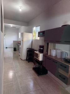 Η κουζίνα ή μικρή κουζίνα στο Casa Azul 2 quartos