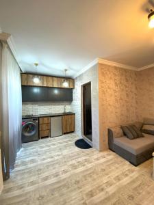 un soggiorno con divano e cucina di Your Cottage a Borjomi