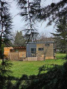 a house in a yard with a fence at Le Cocon à Bulles in Charly