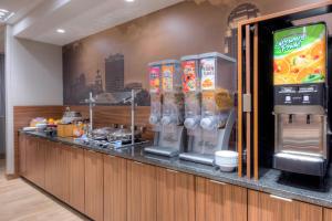 Příslušenství pro přípravu čaje a kávy v ubytování Fairfield Inn & Suites by Marriott Winston-Salem Downtown