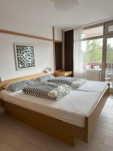 Postel nebo postele na pokoji v ubytování black-forest holiday - Ferienresort am Schluchsee