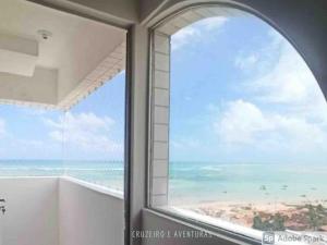 Zimmer mit Fenster und Meerblick in der Unterkunft PROMOÇÃO DE INAUGURAÇÃO- 13 andar - vista mar in São José da Coroa Grande