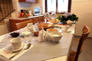 stół z indykiem i innym jedzeniem w obiekcie B&B L'Upupa w mieście Bussolengo