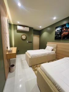 Postel nebo postele na pokoji v ubytování شقة أنوار مسقط