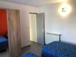Ένα ή περισσότερα κρεβάτια σε δωμάτιο στο Bel appartement dans une maison