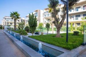 Κήπος έξω από το Apartment in Dar Bouazza with Pool, Gym & Kids Playground