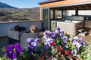 una casa con fiori viola su un balcone di Locanda Zita a Sestola