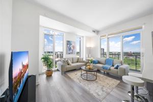 Televisyen dan/atau pusat hiburan di One of a Kind Penthouse in Markham