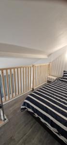 Ένα ή περισσότερα κρεβάτια σε δωμάτιο στο Studio mezzanine à proximité du parc Disneyland