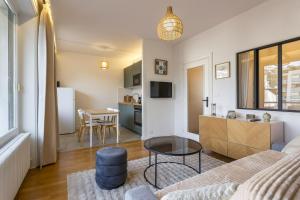 un salon avec un canapé et une table dans l'établissement SmartStay Capsule Cosy - Lyon Centre, à Lyon