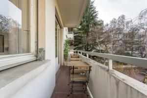 une rangée de bancs assis sur un balcon dans l'établissement SmartStay Capsule Cosy - Lyon Centre, à Lyon