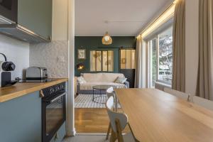 une cuisine et un salon avec une table et un canapé dans l'établissement SmartStay Capsule Cosy - Lyon Centre, à Lyon