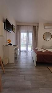 a bedroom with a bed and a desk and a window at Neferprod Apartments - IS - CAM 03 in Timişoara