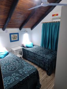 a bedroom with two beds and a ceiling at La Casa Bubba in Federación +11 photos