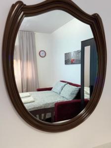 specchio che riflette una camera con letto di Guest House Demma a Roma Altre 12 foto