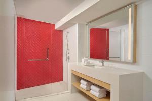 Un baño de Four Points by Sheraton Surabaya, Tunjungan Plaza