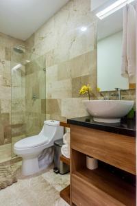 プラヤ・デル・カルメンにあるPlaya Azul Studio - Coco Beach Iのトイレ、洗面台、シャワー付きのバスルーム