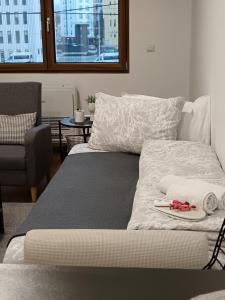 un letto con un vassoio di asciugamani sopra di Zemun residence a Novi Grad
