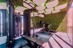 プラヤ・デル・カルメンにあるPlaya Azul Studio - Coco Beach Iの建物内にある運動器具を備えたジム
