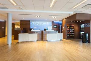 ジェームズタウンにあるFairfield Inn & Suites by Marriott Jamestownのフロントデスクのある店舗のロビーとロビー +31枚の写真