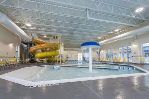 ジェームズタウンにあるFairfield Inn & Suites by Marriott Jamestownの建物内のウォータースライダー付きスイミングプール