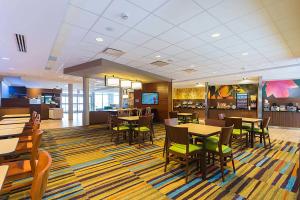 ジェームズタウンにあるFairfield Inn & Suites by Marriott Jamestownのレストラン内のテーブルと椅子のあるダイニングルーム