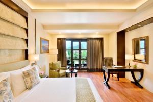 מיטה או מיטות בחדר ב-Four Points by Sheraton Srinagar