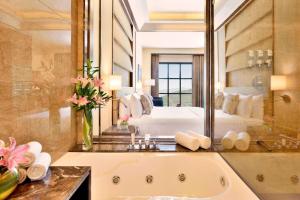מיטה או מיטות בחדר ב-Four Points by Sheraton Srinagar