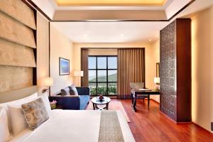 מיטה או מיטות בחדר ב-Four Points by Sheraton Srinagar