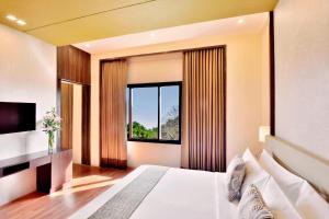 מיטה או מיטות בחדר ב-Four Points by Sheraton Srinagar