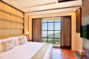 מיטה או מיטות בחדר ב-Four Points by Sheraton Srinagar