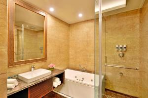 Koupelna v ubytování Four Points by Sheraton Srinagar + 25 fotografií