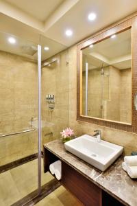 חדר רחצה ב-Four Points by Sheraton Srinagar