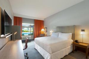 TV a/nebo společenská místnost v ubytování Four Points by Sheraton Caguas Real