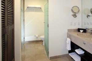 Bilik mandi di Four Points by Sheraton Veracruz