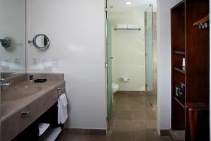 Bilik mandi di Four Points by Sheraton Veracruz