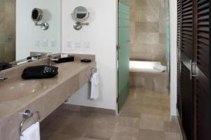 Bilik mandi di Four Points by Sheraton Veracruz
