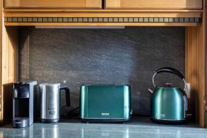 a kitchen counter with two toasters and a tea kettle at La Ruinette-cosy 2-bed, 2-bath In Verbier Centre in Verbier