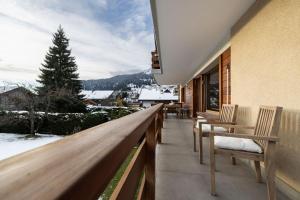 a balcony with chairs and a view of the mountains at La Ruinette-cosy 2-bed, 2-bath In Verbier Centre in Verbier