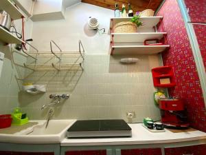 une salle de bain avec un lavabo et un ordinateur portable sur un comptoir dans l'établissement Ski runs - Sweet Vintage Home, à Bardonnèche 27 autres photos