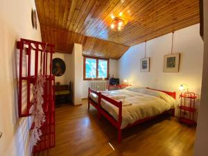 une chambre avec un lit et un plafond en bois dans l'établissement Ski runs - Sweet Vintage Home, à Bardonnèche