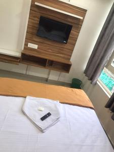 TV a/nebo společenská místnost v ubytování low budget room at Kalpetta