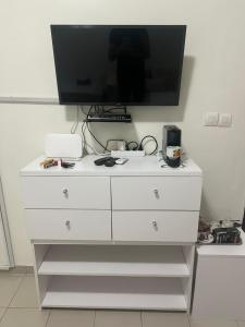 Un televizor și/sau centru de divertisment la Chez Zeina - Studio Centre Ville